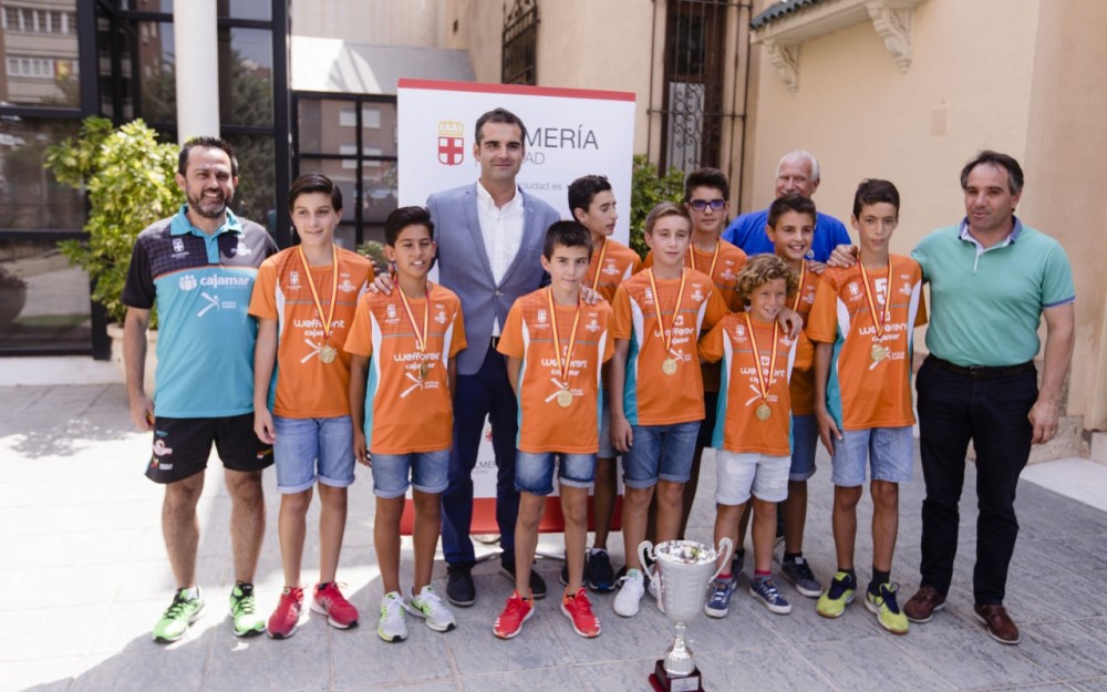 120718 RECEPCIÓN EQUIPO VOLEIBOL ALEVÍN MINTONETTE FOTO FAMILIA
