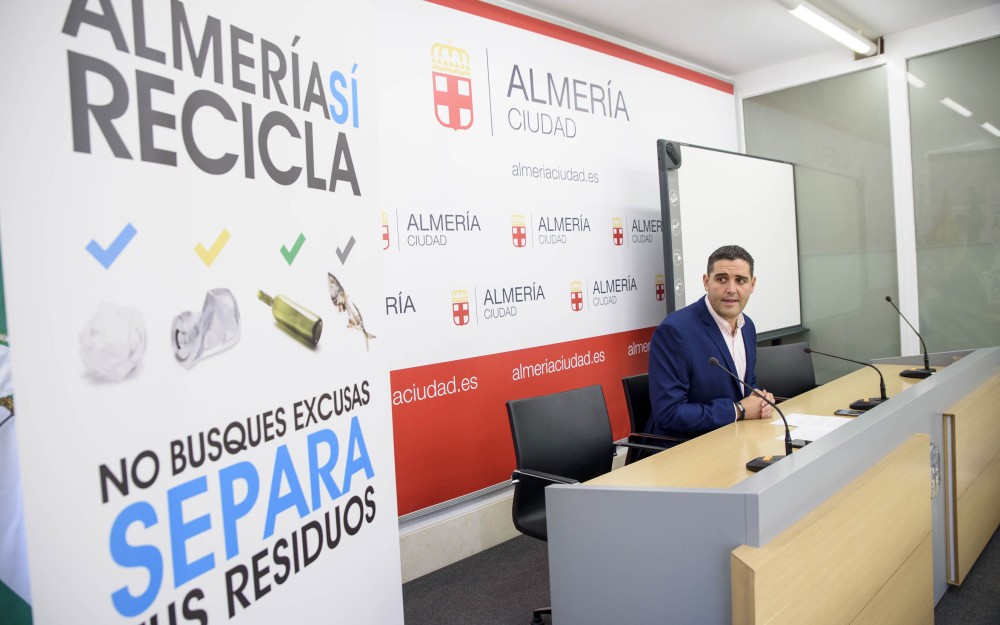 El alcalde recibe la medalla al mérito policial con distintivo blanco y lo hace “en nombre de Almería, una ciudad orgullosa y agradecida a la Policía”|||||||