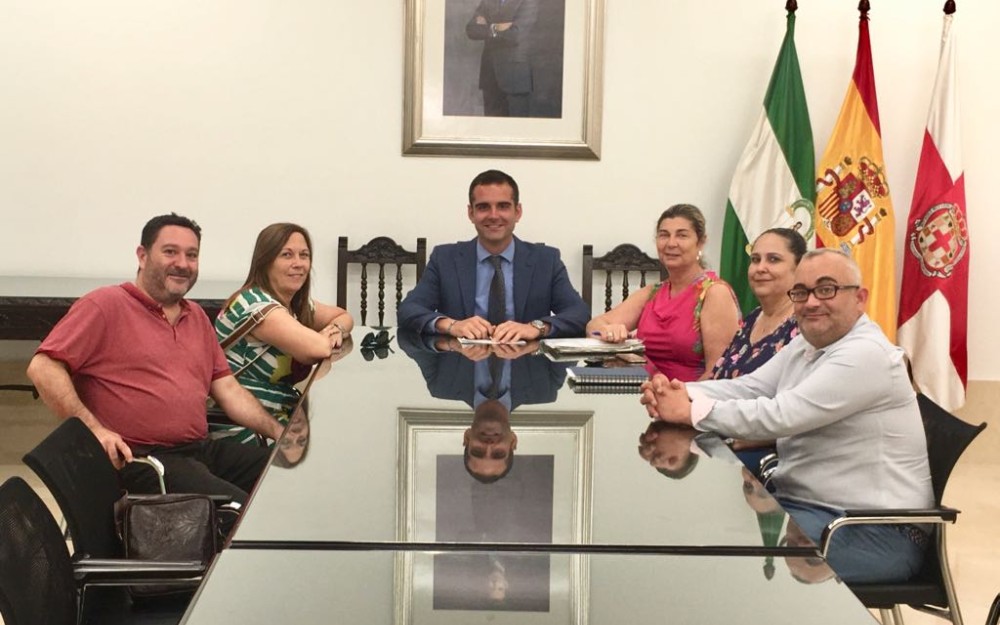 El alcalde destaca la labor altruista y reconfortante que desarrolla la Asociación Nuevo Futuro en los tres hogares que mantiene abiertos en Almería