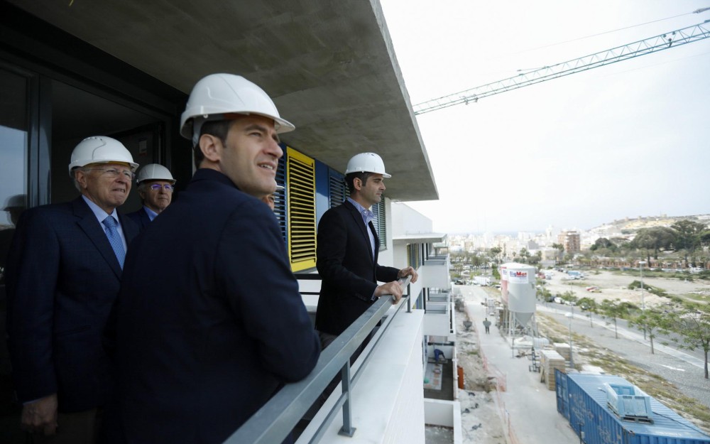 El alcalde se muestra “orgulloso” del carácter social que presta ‘Almería XXI’, a punto de concluir una nueva promoción en el barrio de Los Ángeles