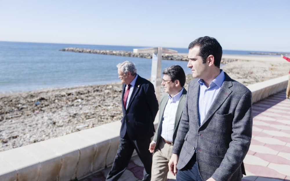 El alcalde visita la playa de Costacabana