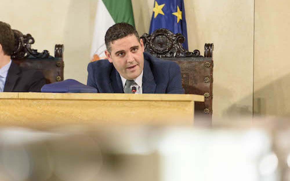 El Ayuntamiento reconoce la labor “construyendo ciudad” de aparejadores, arquitectos técnicos e ingenieros dando nombre a una céntrica plaza