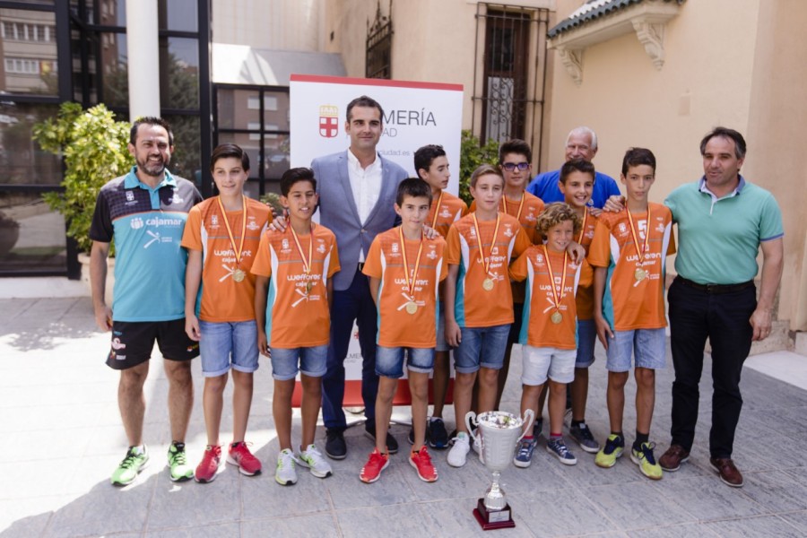 120718 RECEPCIÓN EQUIPO VOLEIBOL ALEVÍN MINTONETTE FOTO FAMILIA