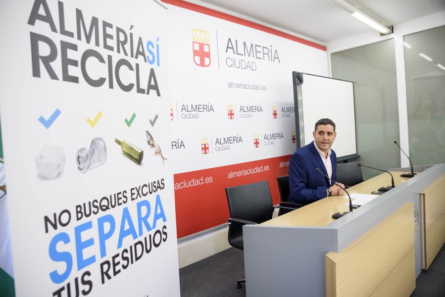 El alcalde recibe la medalla al mérito policial con distintivo blanco y lo hace “en nombre de Almería, una ciudad orgullosa y agradecida a la Policía”|||||||