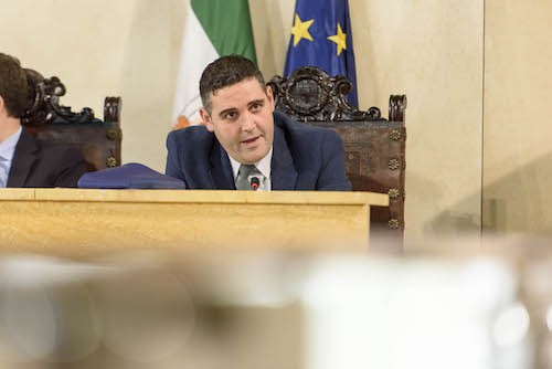 El Ayuntamiento reconoce la labor “construyendo ciudad” de aparejadores, arquitectos técnicos e ingenieros dando nombre a una céntrica plaza